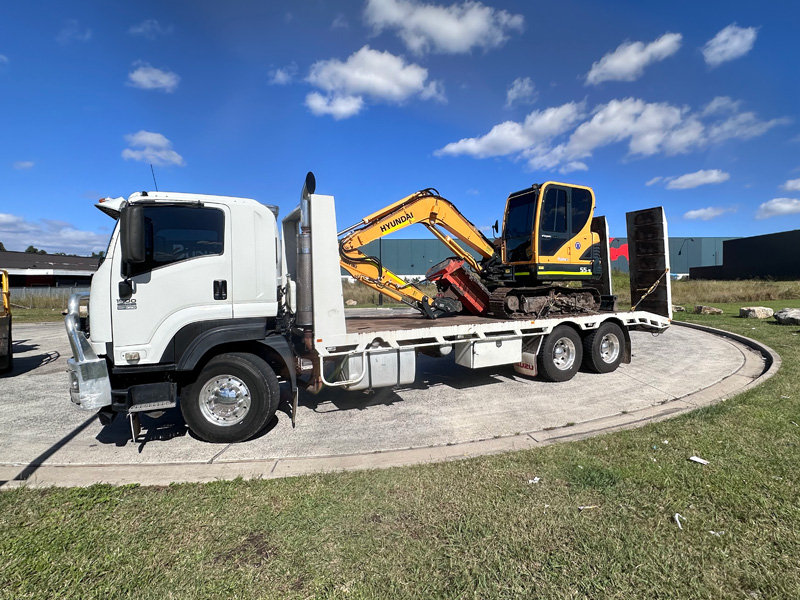 13t-7.5m tray machinery-float-Transport-for-Machinery-sydney-NSW